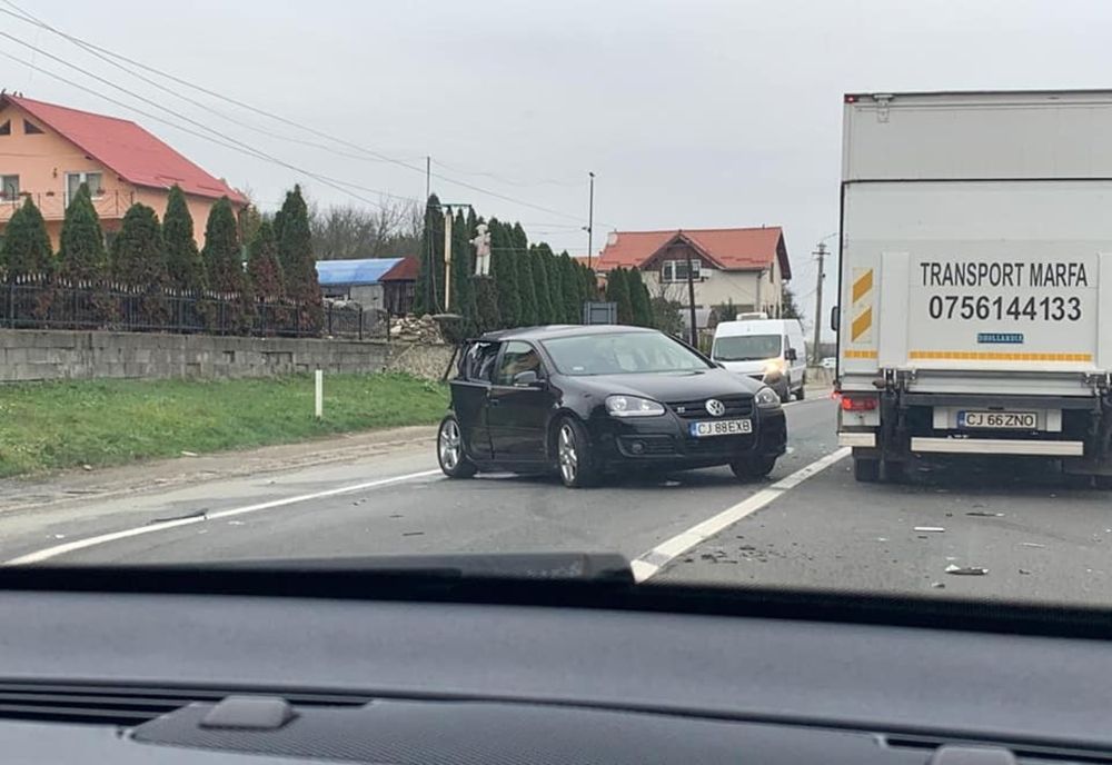 FOTO | Accident cu un autotren, o autoutilitară şi un autoturism în judeţul Cluj! Un bărbat a ajuns la spital