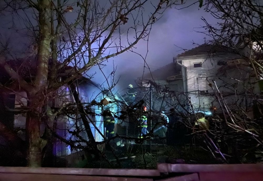 FOTO | Casă cuprinsă de flăcări în judeţul Cluj! Proprietarul a suferit arsuri şi a ajuns la spital