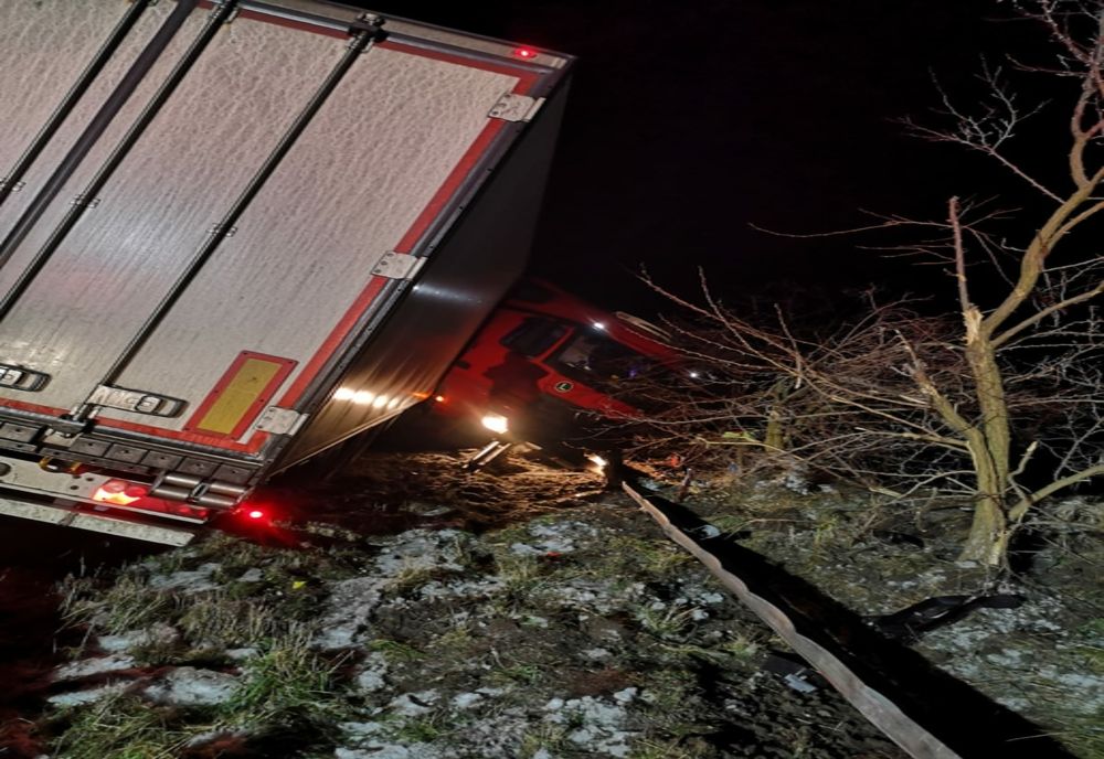 FOTO | Accident în Izvoru Crișului! Soferul unui TIR a ajuns la spital