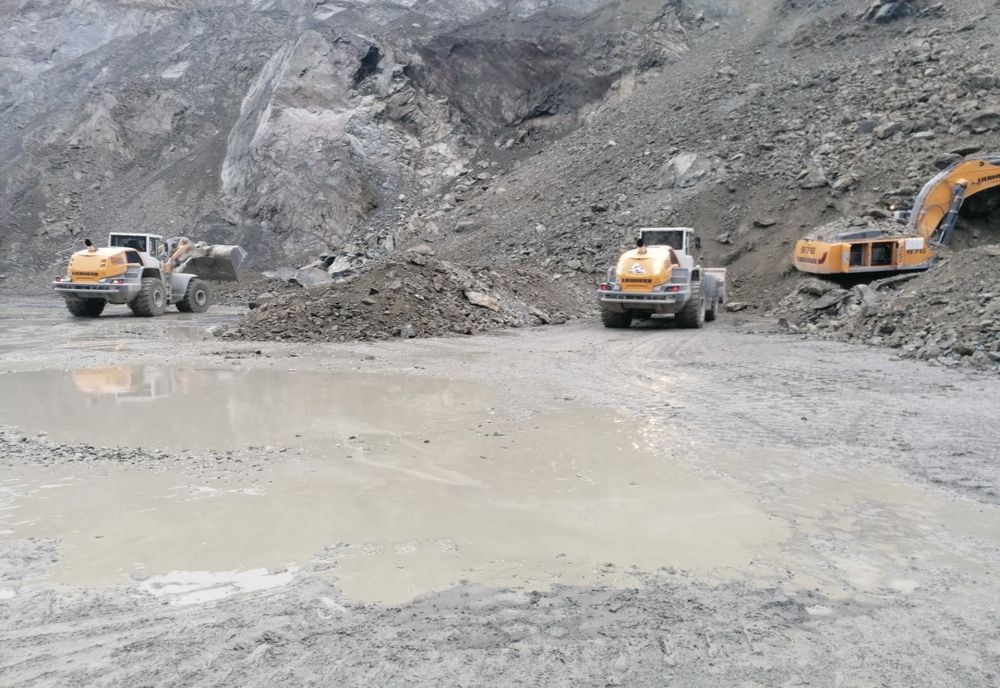 FOTO | Grav accident de muncă în cariera Morlaca! Un bărbat aflat într-un utilaj a fost prins sub un versant