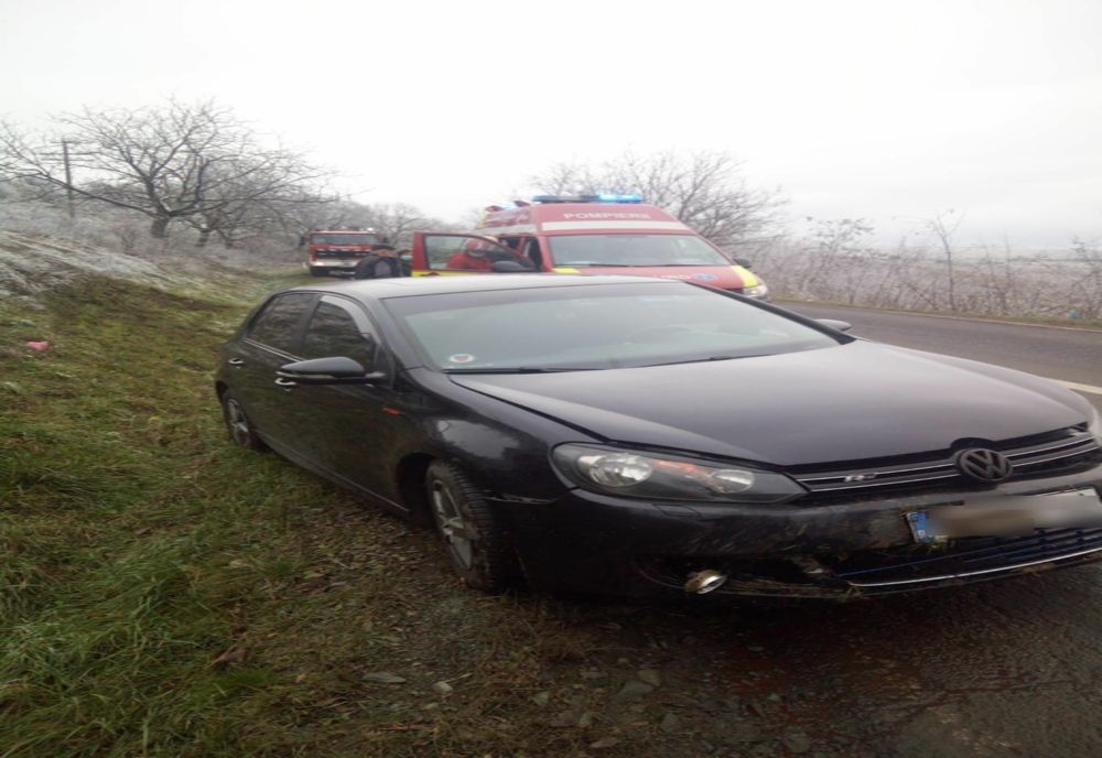 FOTO | Accident în judeţul Cluj! Un tânăr a fost rănit după ce a ieşit cu maşina în decor