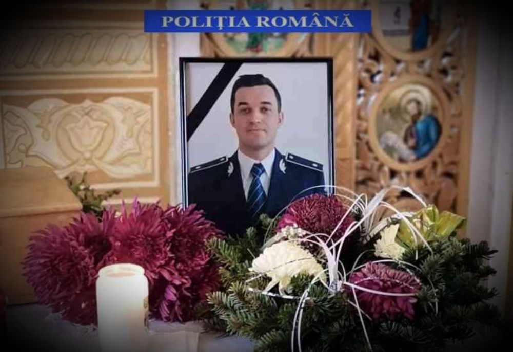Poliţiştii din întreaga ţară au ţinut un moment de reculegere în memoria poliţistului de 34 de ani răpus de coronavirus