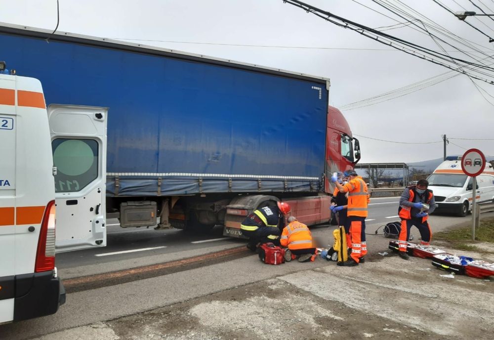 Femeie lovită de un autotren în Dej! Salvatorii s-au chinuit mai bine de o oră să o scoată de sub roata camionului