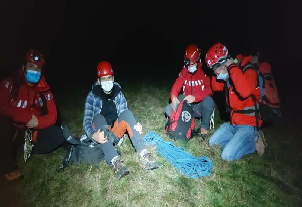 FOTO | Turist recuperat aseară de pe o creastă din Cheile Turenilor