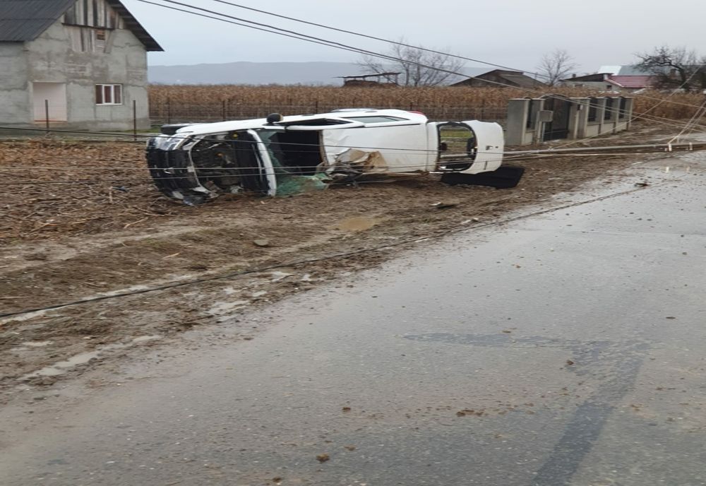 FOTO | Grav accident în județul Cluj! Tânăr rănit după ce a intrat cu mașina într-un stâlp