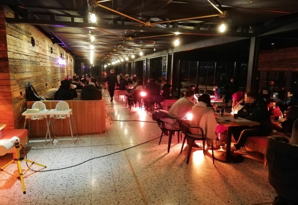 FOTO | Două baruri din Cluj-Napoca amendate pentru că serveau clienții în interior