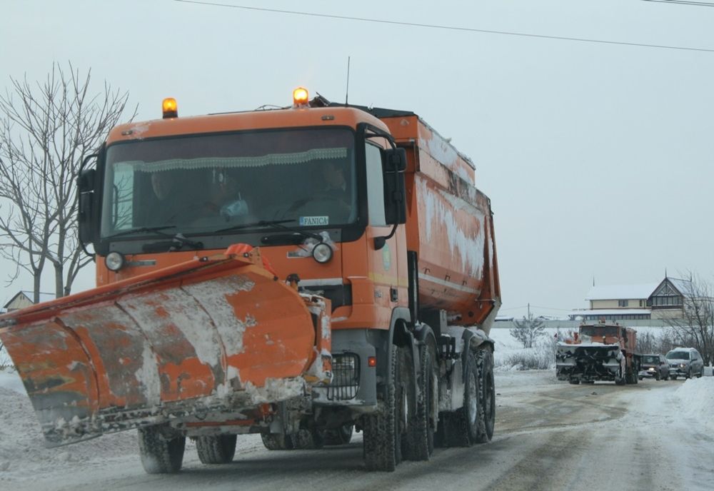 1170 de tone de material antiderapant folosite în intervențiile pe drumurile județene