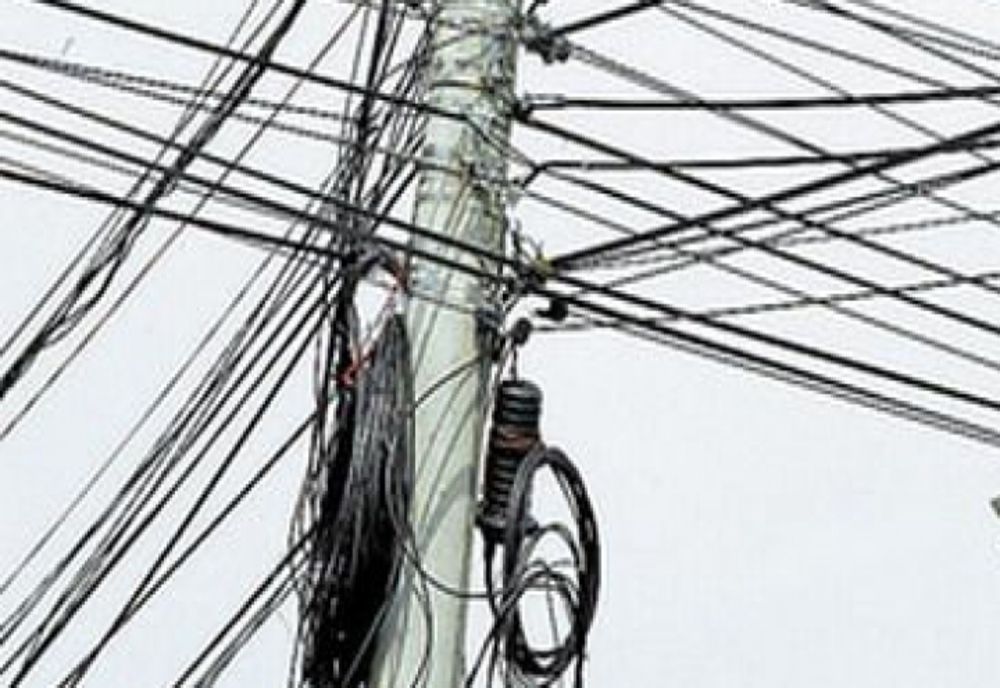 Patru tineri reţinuţi după ce au furat 100 de metri de cablu de telecomunicaţii