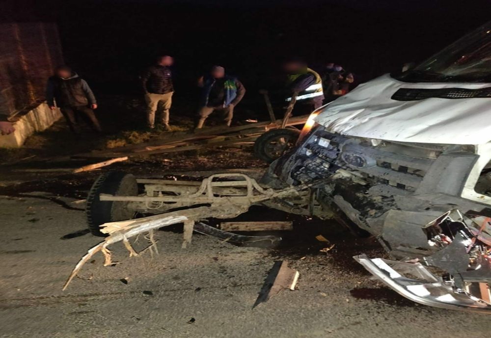 FOTO | Accident în Gherla! Impact violent între o dubă şi o căruţă 