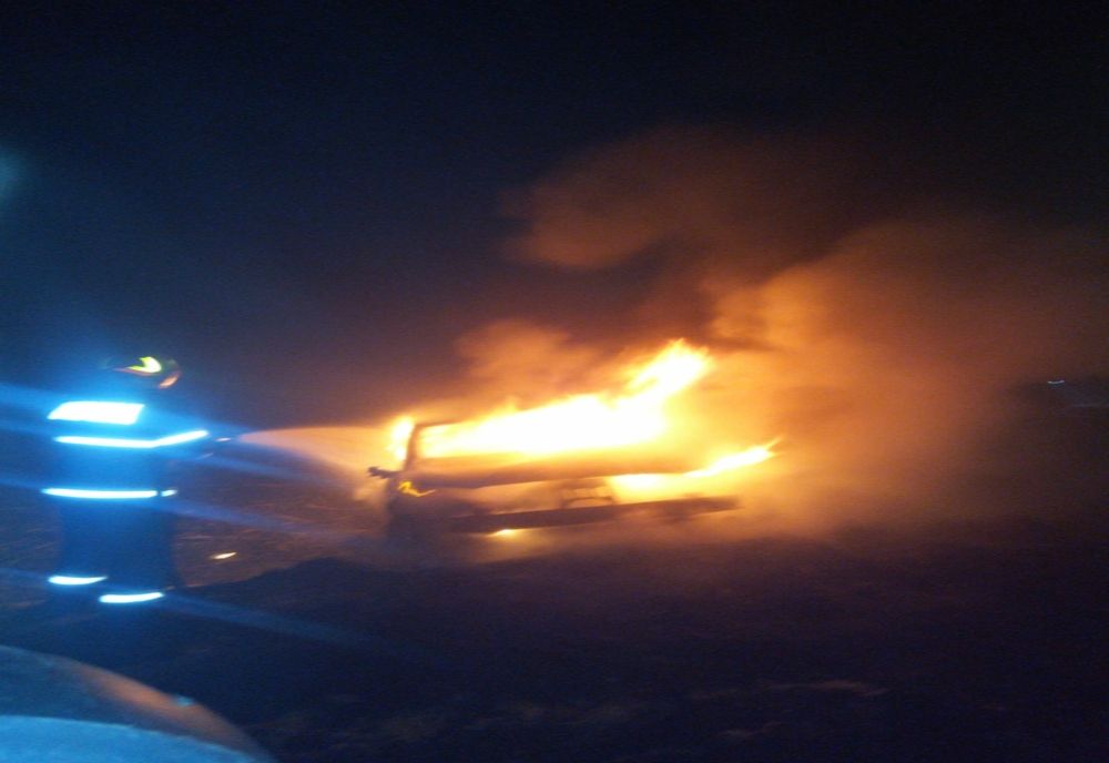 FOTO | Accident urmat de un incendiu în judeţul Cluj! O maşină s-a făcut scrum