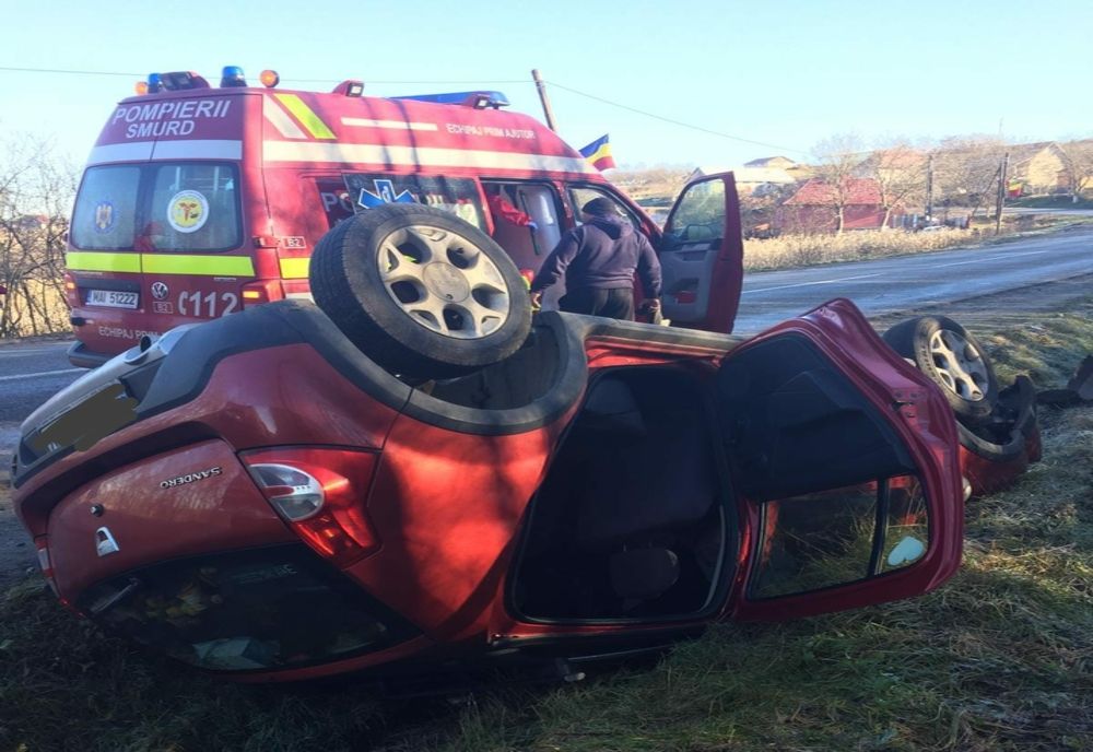 FOTO |  Accident în judeţul Cluj! O  femeie a ajuns la spital după ce maşina în care se afla s-a răsturnat