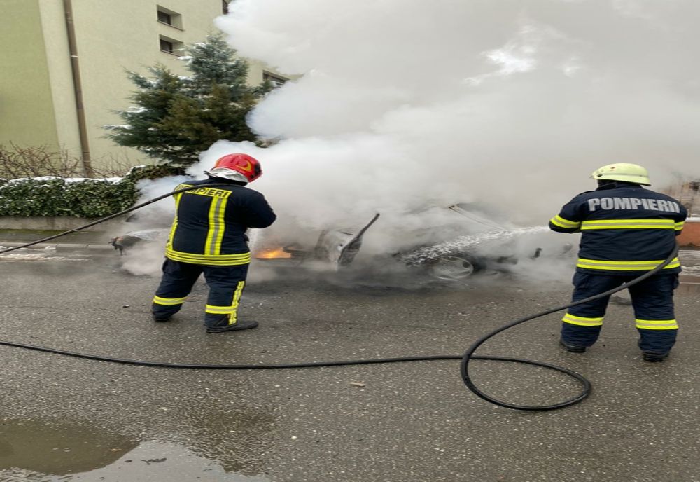 FOTO | Maşină distrusă de flăcări pe o stradă din Cluj! Pasagerii au reuşit să se salveze la timp