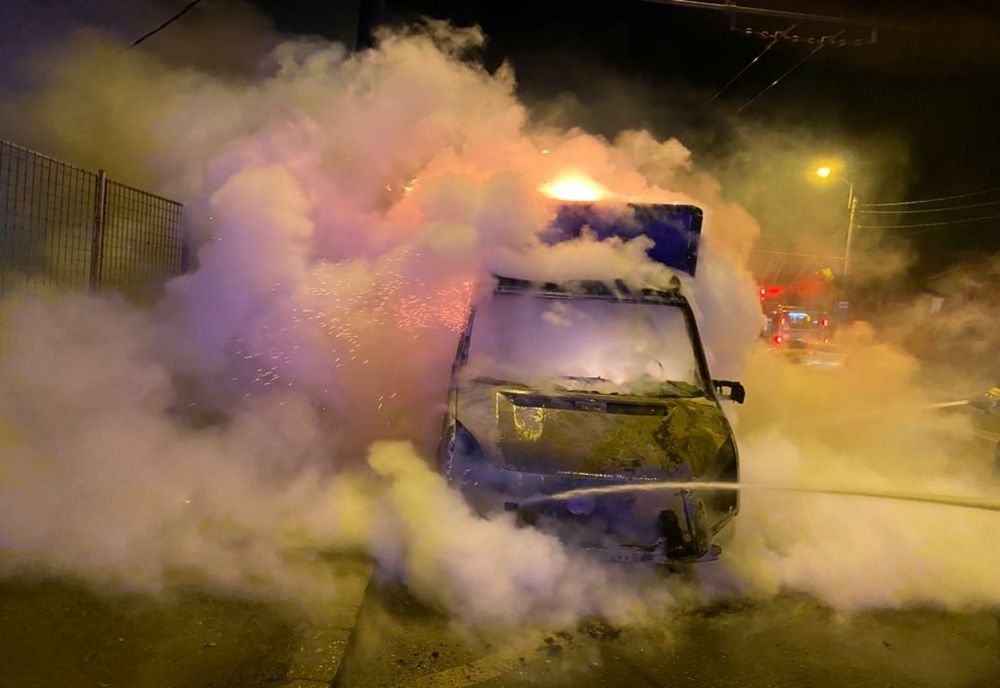 FOTO | Autoutilitară încărcată cu marfă distrusă de un incendiu în Cluj-Napoca! Şoferul a reuşit să se salveze