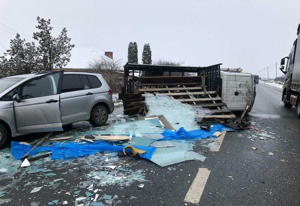 FOTO | Accident pe centura Apahida cu trei maşini! O autoutilitară s-a răsturnat