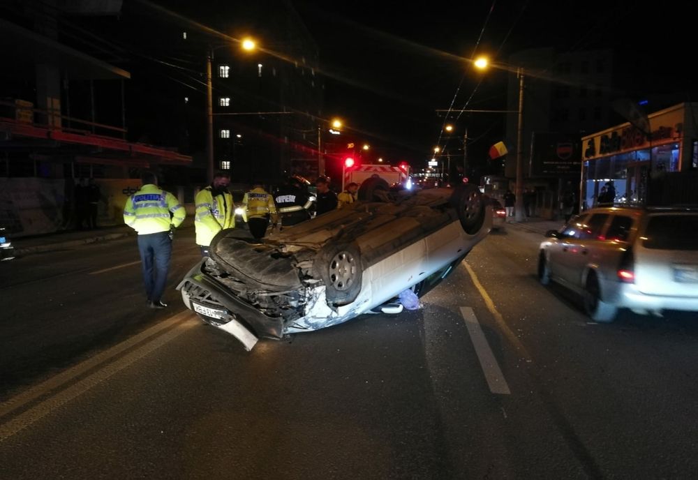 FOTO | Accident cu două maşini în Cluj-Napoca! Un autoturism s-a răsturnat pe plafon