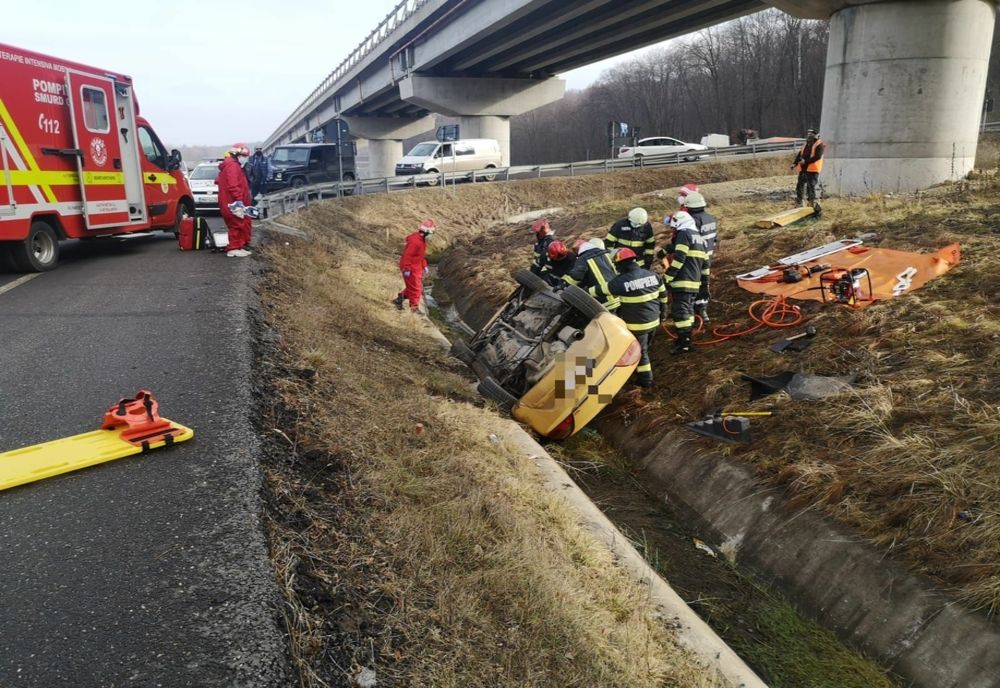 FOTO | Accident pe centura Vâlcele-Apahida! O şoferiţă a fost rănită după ce s-a răsturnat cu maşina în şanţ