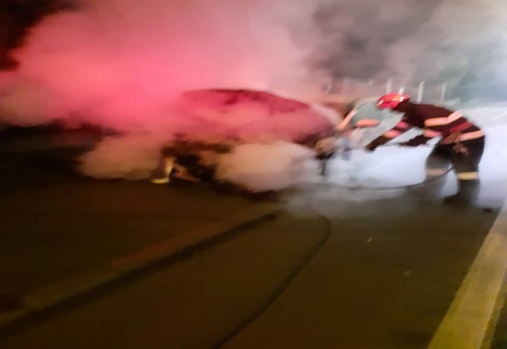 FOTO | Maşină cuprinsă de flăcări pe o stradă din Cluj-Napoca