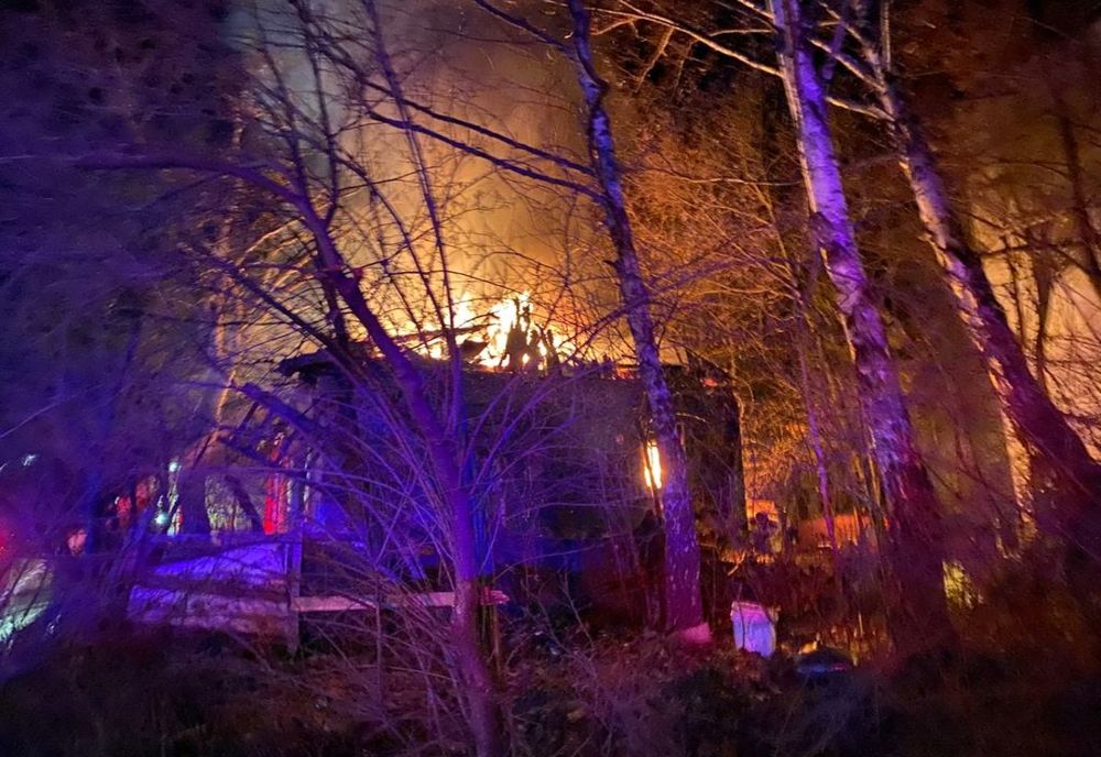 FOTO | Incendiu violent în Cluj-Napoca! Un bărbat nu s-a mai putut salva şi a fost găsit mort