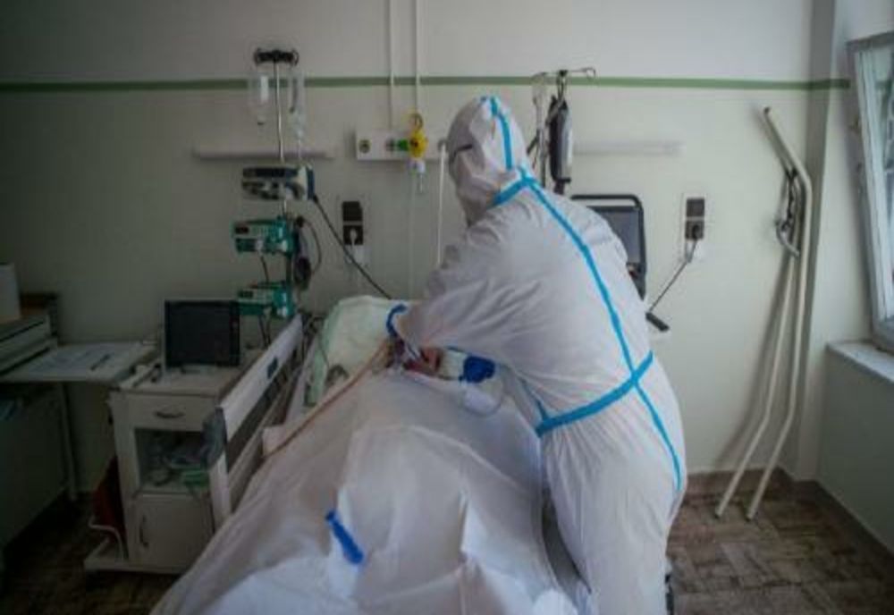 Asistent medical, în stare gravă după ce a fost confirmat cu COVID-19! Fusese vaccinat pe 5 ianuarie