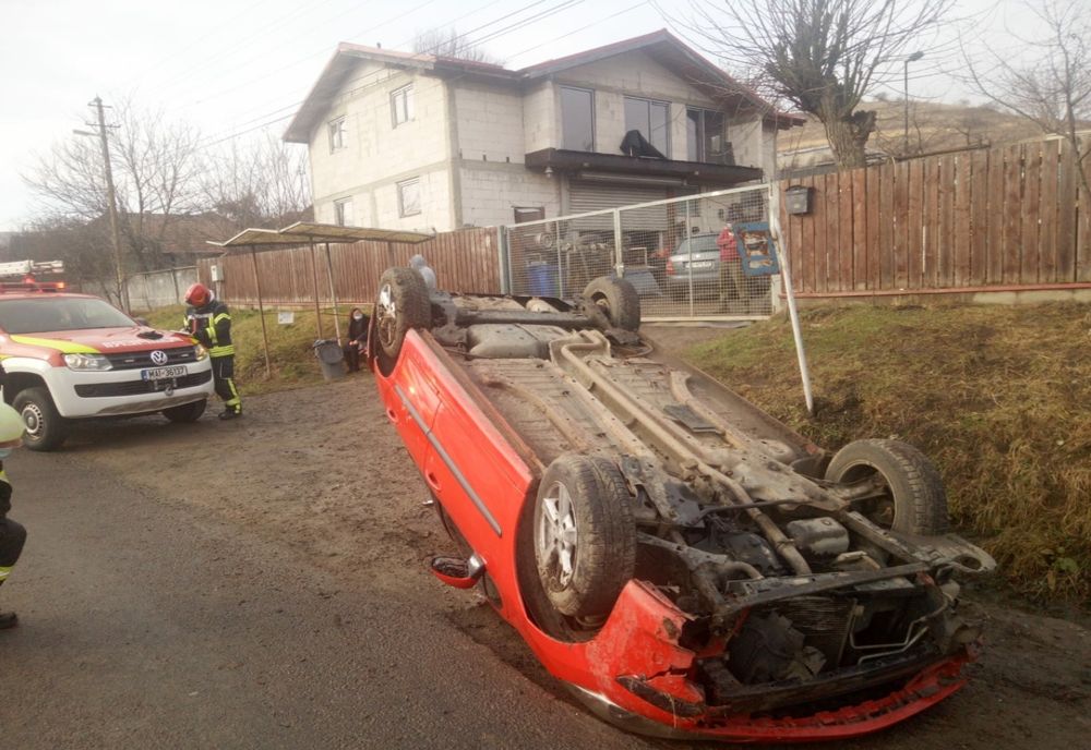 FOTO | Accident în Corpadea! O şoferiţă de 60 de ani s-a răsturnat cu maşina
