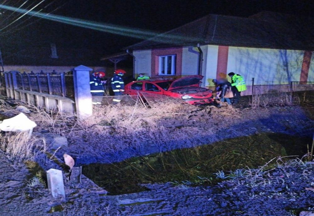 FOTO | Accident în judeţul Cluj! Două persoane rănite după ce au intrat cu maşina într-o casă