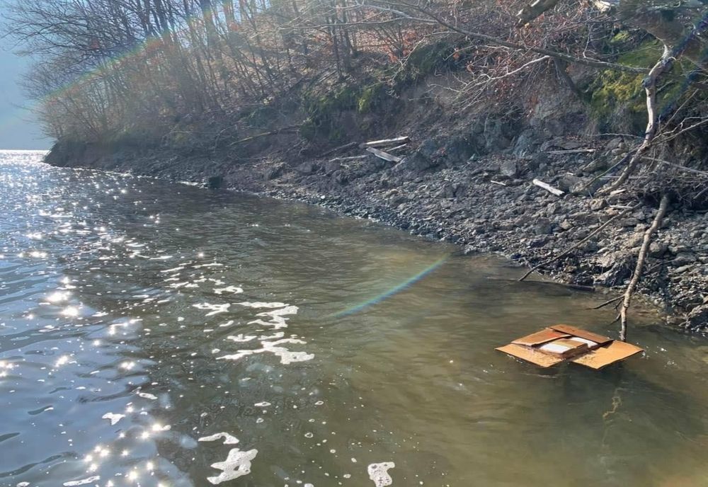 FOTO | Medicamente din Germania expirate, aruncate în lacul Tarnița, de unde clujenii beau apă