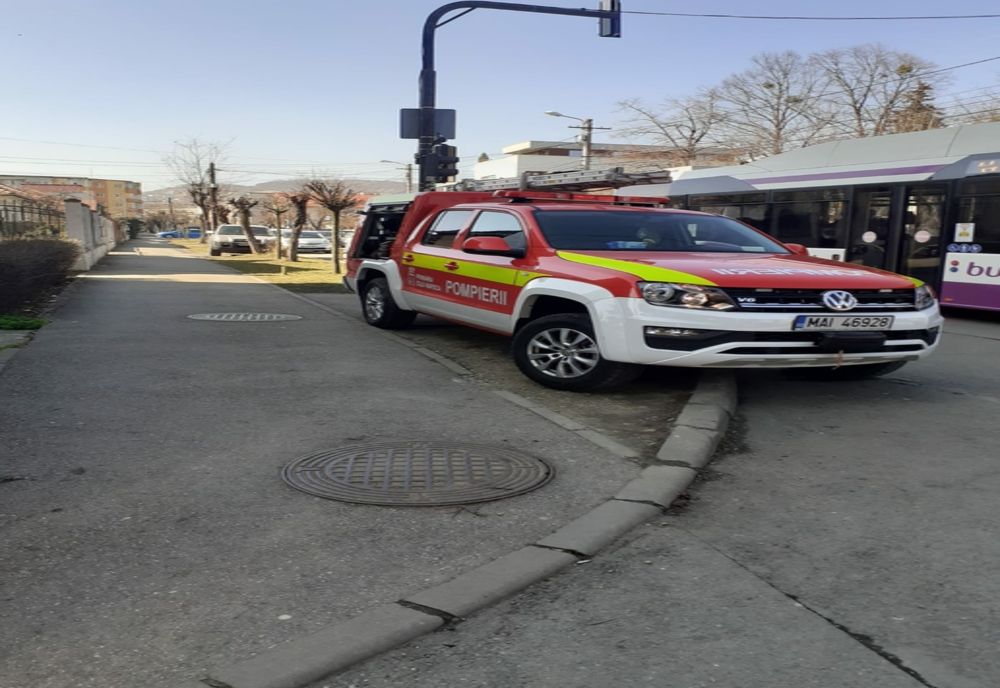 FOTO | Femeie în stare gravă după ce a căzut de la înălţime pe o stradă din Cluj-Napoca