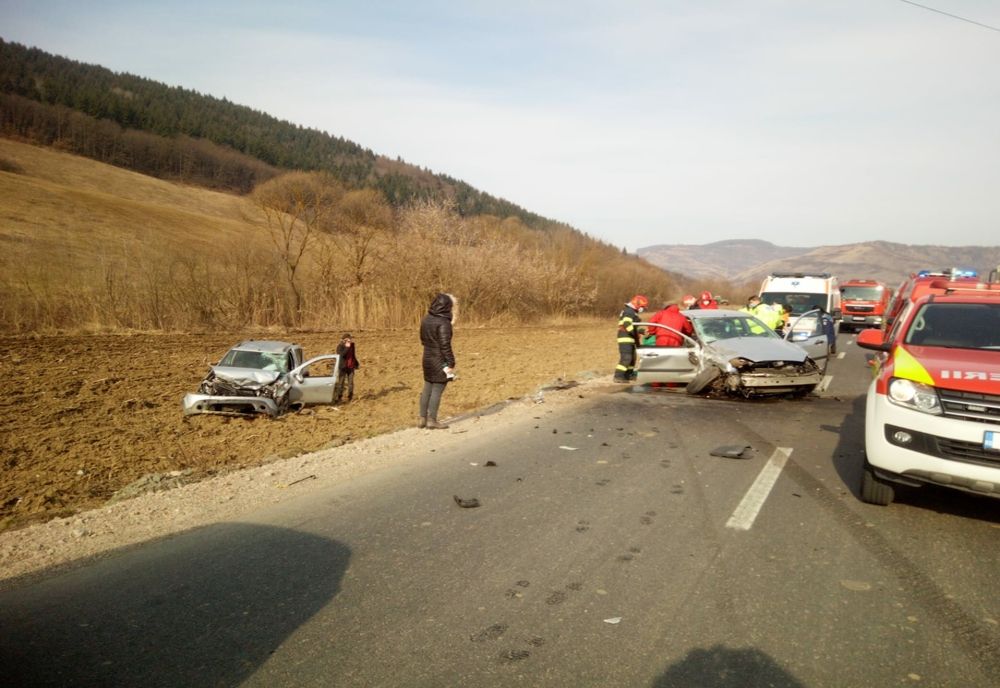 FOTO | Impact violent între două maşini în judeţul Cluj! Trei persoane rănite
