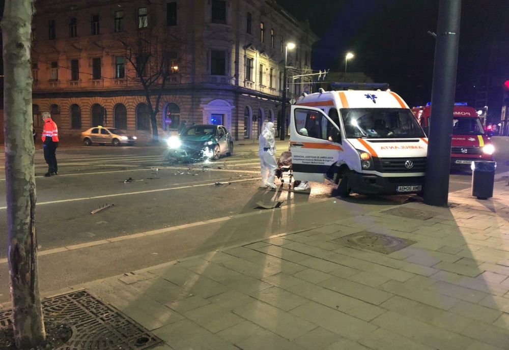 FOTO | Ambulanţă implicată într-un accident în Cluj! Un cadru medical din Alba Iulia şi un bărbat din Târgu Mureş au fost răniţi