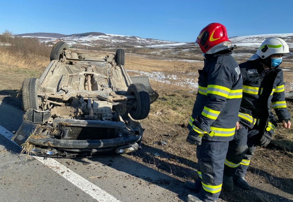 FOTO | Patru victime după ce o maşină s-a răsturnat pe şosea, în apropiere de Vâlcele