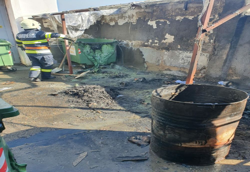 FOTO | Incendiu în curtea Spitalului Municipal Câmpia Turzii provocat de o ţigară aruncată neglijent