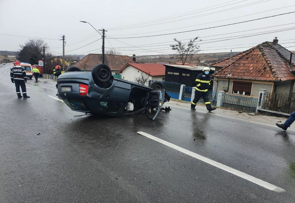 FOTO | Accident în judeţul Cluj! O maşină s-a răsturnat pe şosea