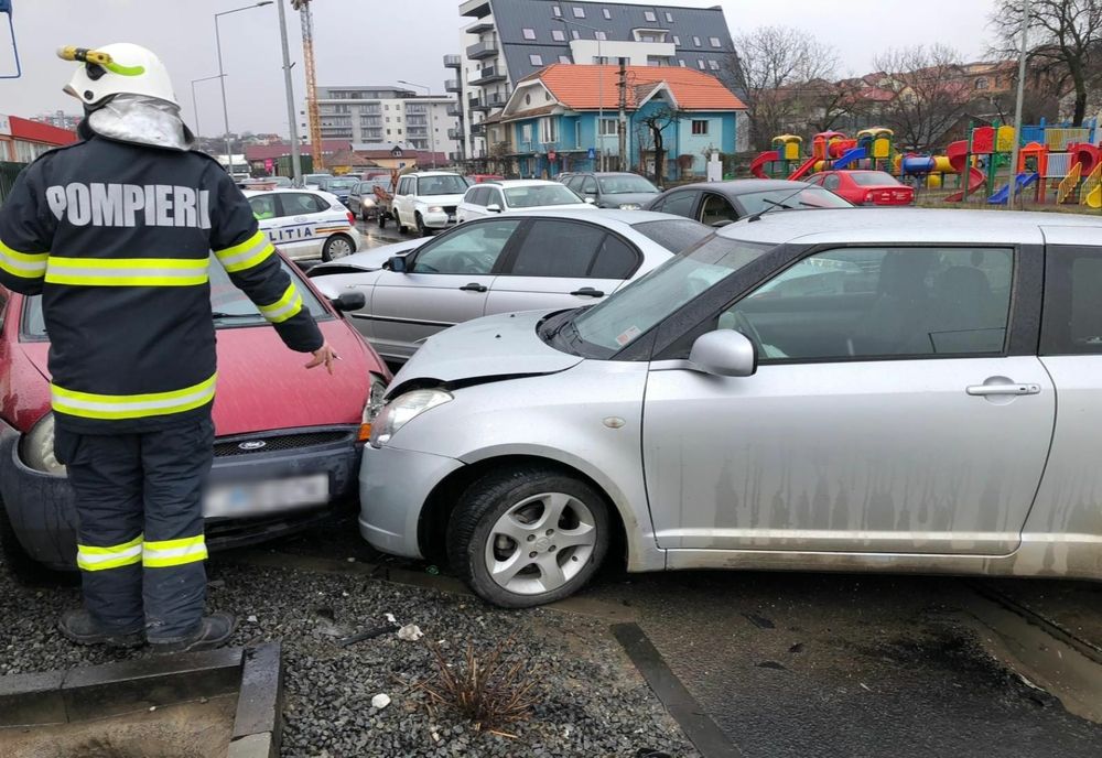 FOTO | Accident cu trei maşini pe Calea Baciului din Cluj Două persoane au ajuns la spital