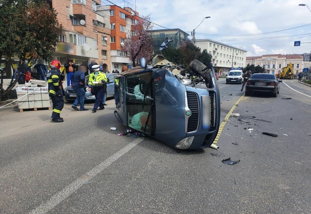 Accident cu două maşini în Turda! O maşină s-a răsturnat pe şosea