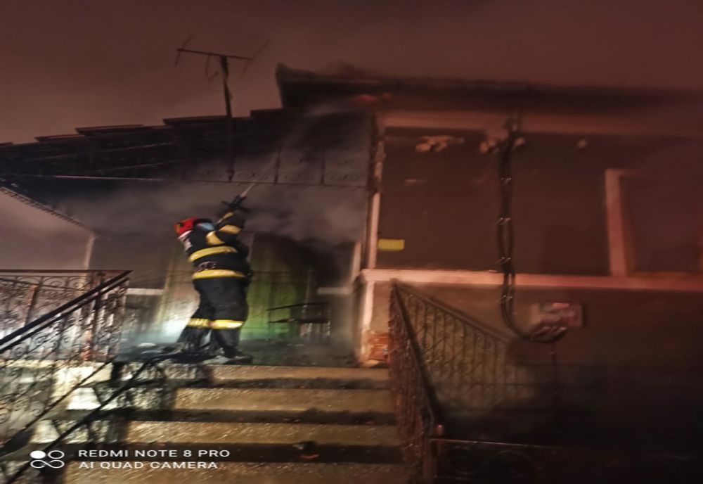 FOTO | Incendiu noaptea trecută la o casă din Vâlcele! Proprietarul a suferit arsuri