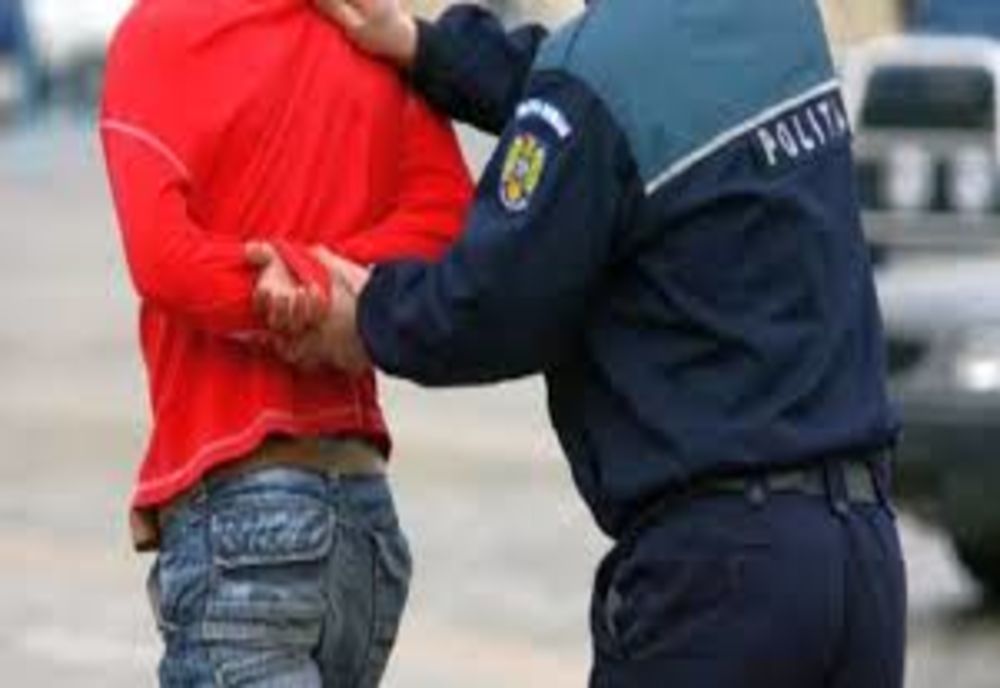 Poliţişti agresaţi şi înjuraţi de doi bărbaţi | Agresorii au fost reţinuţi
