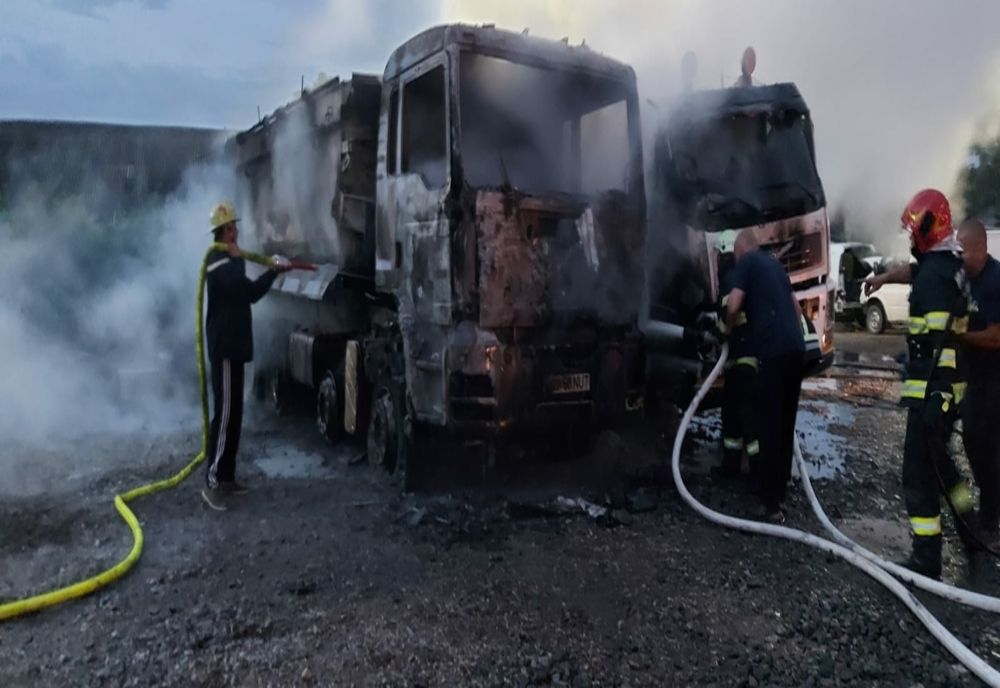 VIDEO | Două autobasculante distruse într-un incendiu izbucnit într-o parcare din judeţul Cluj