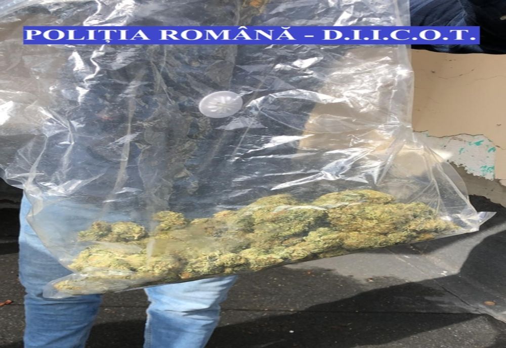 FOTO | Percheziţii în Cluj-Napoca! Doi tineri au fost reţinuţi pentru trafic de droguri