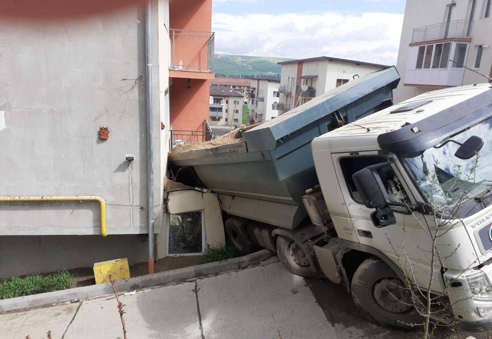 Accident în Floreşti! O autobasculantă s-a răsturnat peste balconul unui apartament