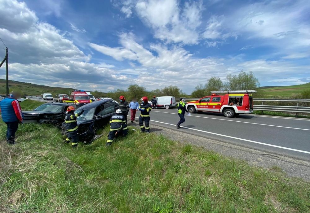 FOTO | Accident în judeţul Cluj! Trei persoane rănite după impactul dintre două maşini