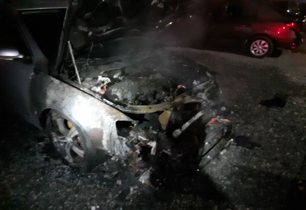 FOTO | Maşină distrusă de un incendiu în Floreşti