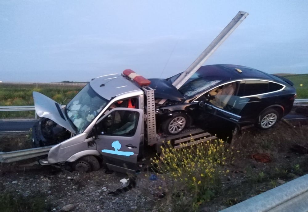 FOTO | Accident pe Autostrada A3! Bărbat rănit după ce s-a izbit cu autoplatforma de parapeţi