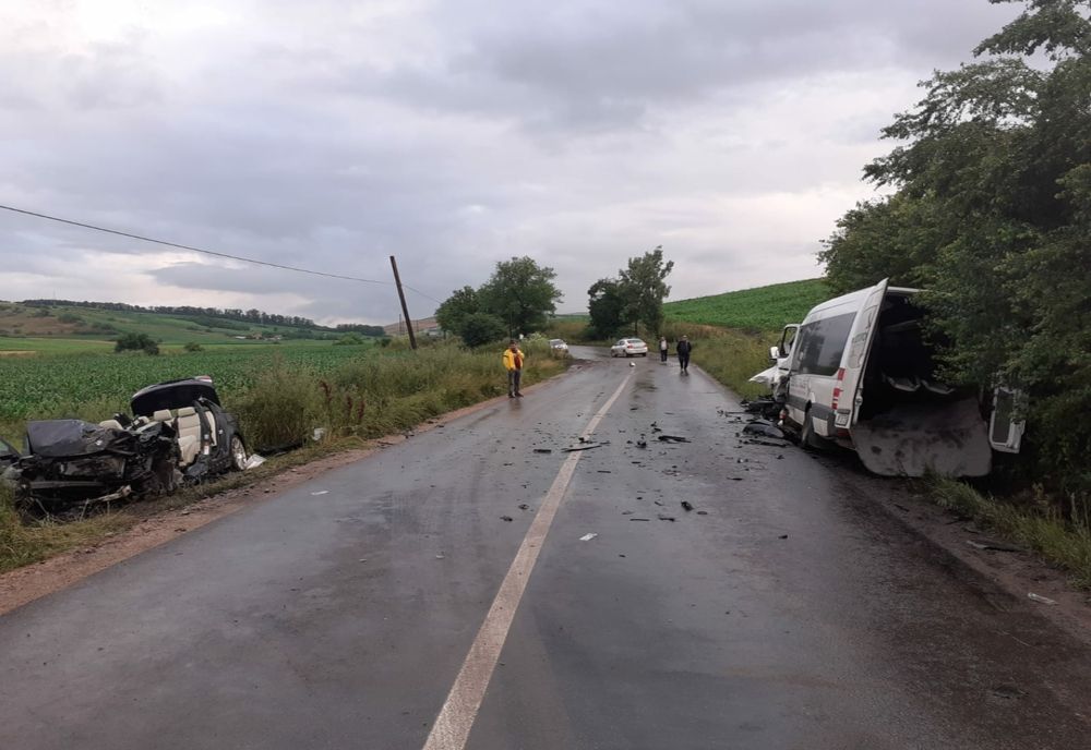 FOTO | Accident rutier grav între localitățile Viișoara și Triteni Colonie! Impact între un microbuz și o mașină