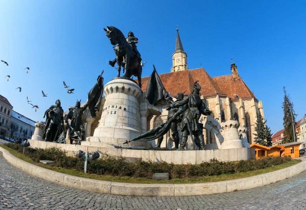Un bărbat din Satu Mare a vandalizat statuia lui Matei Corvin din Cluj-Napoca