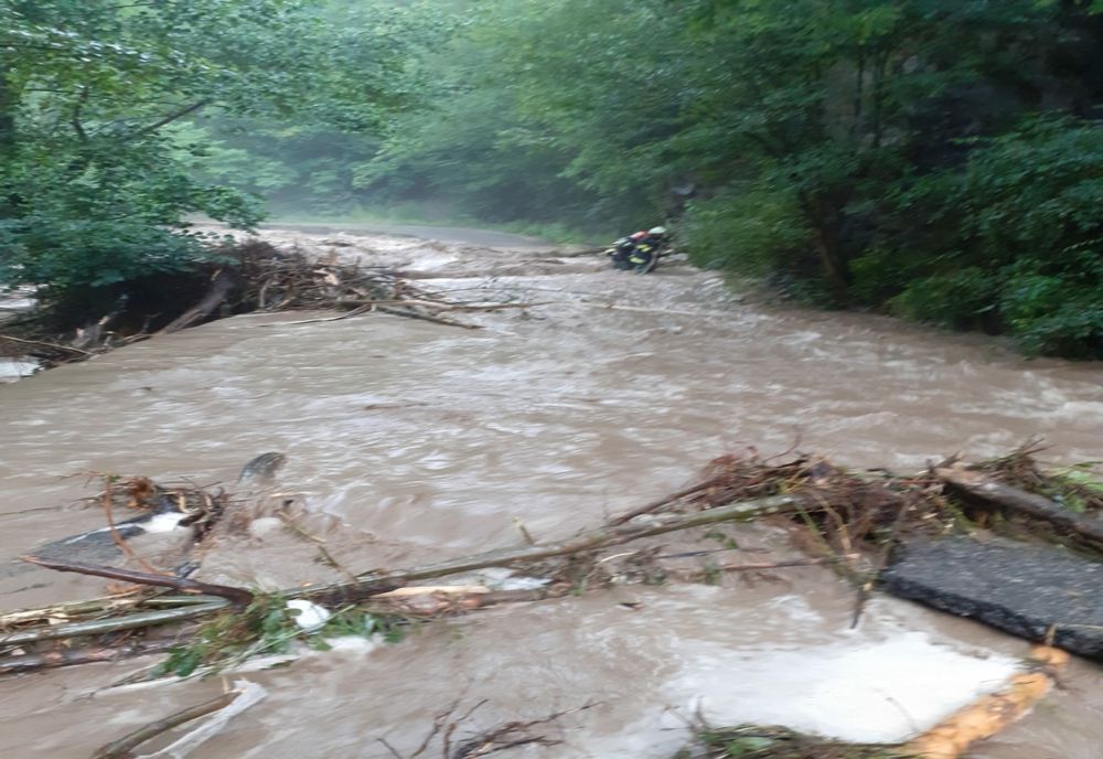 Drum surpat şi zeci de gospodarii fără curent într-un sat din judeţul Cluj, în urma furtunii de ieri