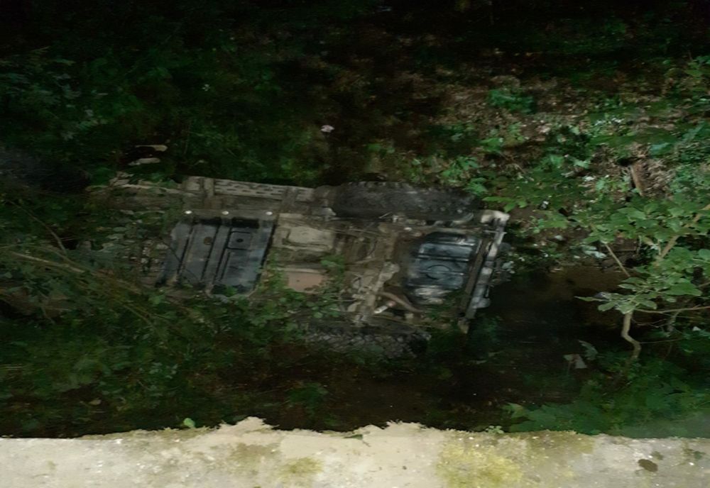 FOTO | Maşină căzută într-o râpă adâncă de 4 metri! 5 persoane au ajuns la spital