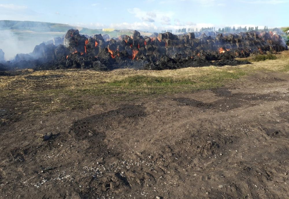Incendiu violent într-o localitate din Cluj! Aproape 3000 de baloţi de paie au fost distruşi