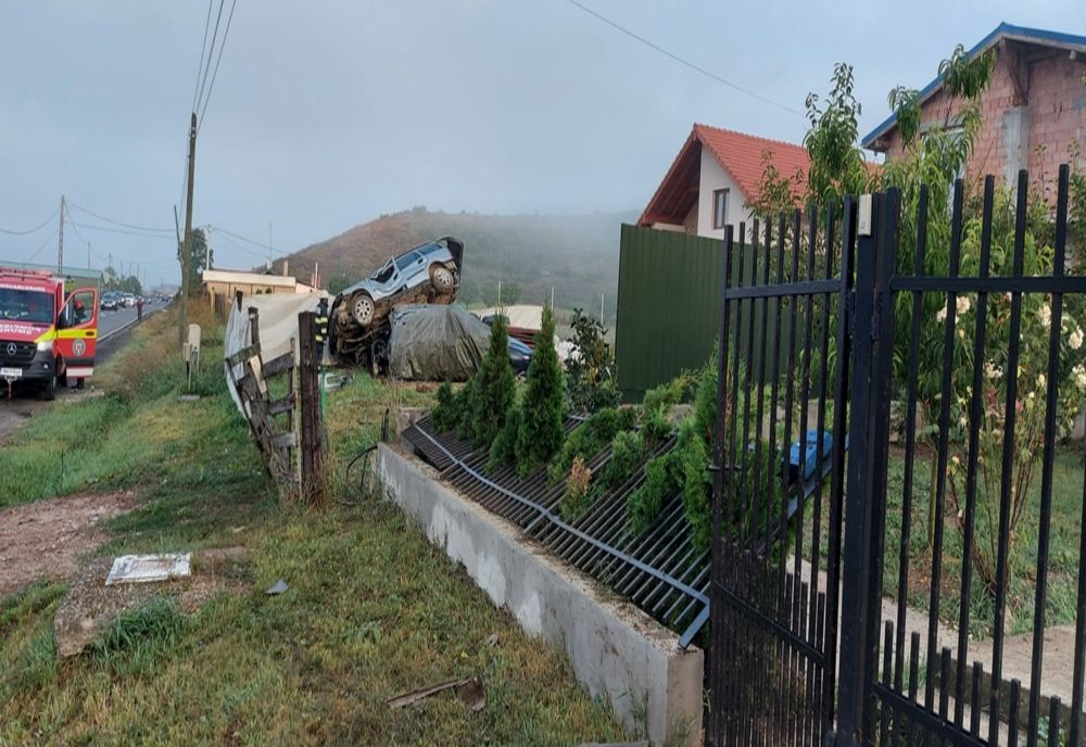 Accident spectaculos în judeţul Cluj! Un şofer a zburat cu maşina peste un gard şi a aterizat pe o maşină parcată într-o curte