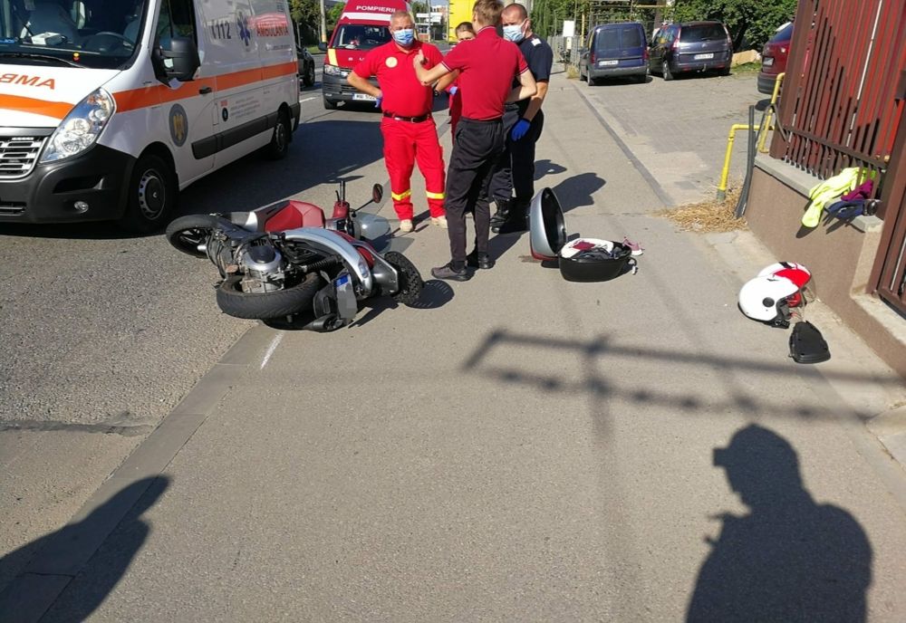 FOTO | Accident în Cluj-Napoca! Două persoane aflate pe un moped au fost rănite după ce o maşină i-a lovit