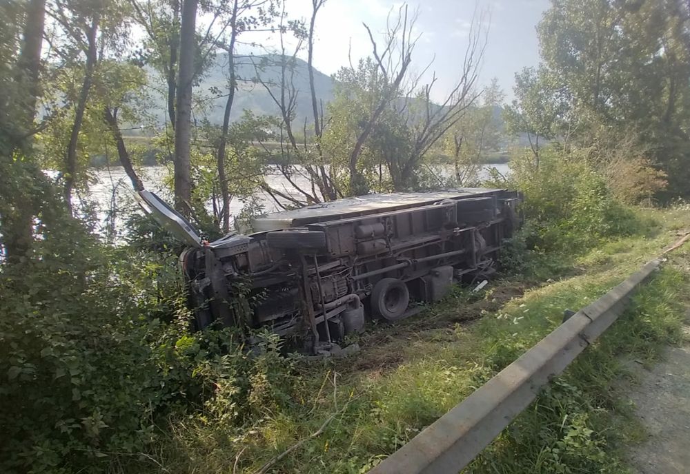 FOTO | Accident pe DN17D în Mititei! Un clujean s-a răsturnat cu autoutilitara
